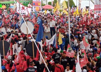 En un evento multitudinario celebrado en la explanada de la Alcaldía de La Magdalena Contreras, los candidatos a Alcalde, diputados federal y local, Luis Gerardo “El Güero” Quijano, Diana Lara y Ernesto Alarcón, y ante la presencia del candidato a Jefe de Gobierno, Santiago Taboada, cerraron su campaña proselitista ante más de 3 mil contrerenses priistas, panistas y perredistas. FOTOS: Especial