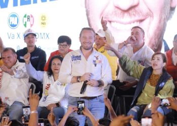 Los candidatos de Va X la Ciudad de México a la Alcaldía Azcapotzalco y a la Jefatura de Gobierno, Margarita Saldaña y Santiago Taboada, criticaron que la administración de Martí Batres y su fiscal cuñado se dediquen a perseguir opositores que no  han cometido delitos, a quienes detienen de manera ilegal, mientras que a los delincuentes les dan abrazos. FOTO: Especial