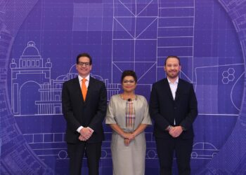 Santiago Taboada ganó el debate ante Clara Brugada porque reviró fuerte el tema que podría haber marcado su derrota: el inmobiliario. De manera inesperada fue con el que le dio el golpe más certero a la morenista, que se tambaleó y estuvo a punto del nocaut, del que se salvó porque ya no hubo otro round. FOTO: Especial