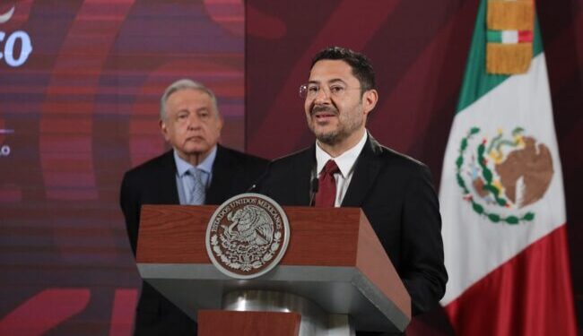 La elección, como nunca, se está calentando en extremo en la capital. Crece la desesperación en Morena. Ya hasta hubo un atentado contra la candidata de oposición, Alessandra Rojo de la Vega, que va por la Cuauhtémoc. Habrá que ver si AMLO y Batres se resisten a la tentación de robarse la elección para jefe de Gobierno si, como todo apunta, la pierden. Lo veremos. FOTO: Especial