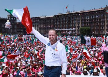 Si bien siempre han tenido una buena relación Xóchitl Gálvez y Santiago Taboada, desde que ambos son candidatos –ella a la Presidencia y él a la Jefatura de Gobierno– no se había percibido tanta cercanía entre ambos, como la de este domingo en el Zócalo. FOTO: Especial