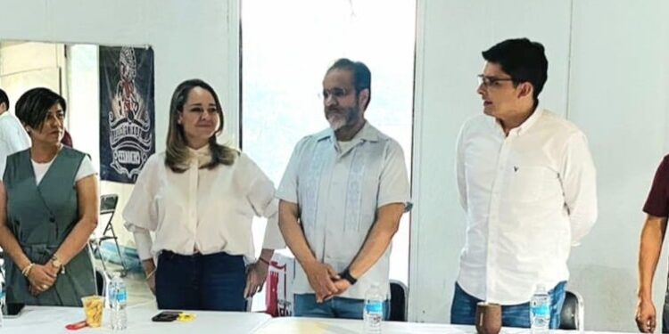 Morena y Hannah de Lamadrid, su candidata a la Alcaldía Coyoacán, de la mano de René Bejarano pretenden regularizar el comercio ambulante en esa demarcación y empadronarlo para cobrarle impuestos. “Con eso ganamos todos”, afirma la aspirante. FOTO: Especial
