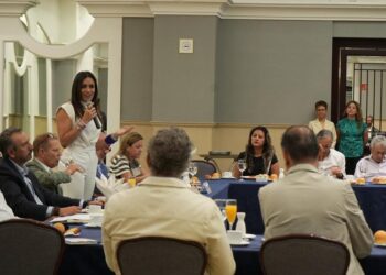 Ale Rojo de la Vega, candidata por la coalición “Va por la Ciudad de México”, integrada por el PRI, PAN y PRD, en una reunión con empresarios, prometió que, de ganar las próximas elecciones del 2 de junio, prometió ofrecer seguridad para el desarrollo sano de sus compañías. FOTO: Especial