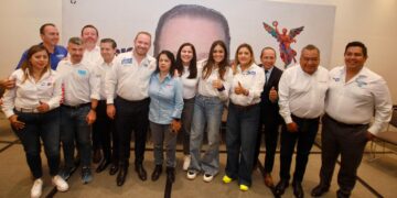 “Morena se desmorona”, dijo este lunes el candidato a la jefatura de gobierno a la coalición “Va X la CDMX”, Santiago Taboada, al señalar que la manifestación de la Marea Rosa que ayer inundó el Zócalo capitalino es una demostración de que ya ganaron la capital del país. FOTO: Especial