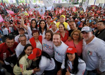 En un recorrido por el barrio de Tepito los candidatos de oposición, Xóchitl Gálvez, a la Presidencia de la República, y Santiago Taboada, a la Jefatura de Gobierno, pidieron el voto de confianza al gremio de los comerciantes a quienes les prometieron revivir el seguro popular para que tengan buena atención a la salud, así como apoyo para vivienda. FOTO: Especial