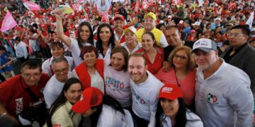 En un recorrido por el barrio de Tepito los candidatos de oposición, Xóchitl Gálvez, a la Presidencia de la República, y Santiago Taboada, a la Jefatura de Gobierno, pidieron el voto de confianza al gremio de los comerciantes a quienes les prometieron revivir el seguro popular para que tengan buena atención a la salud, así como apoyo para vivienda. FOTO: Especial
