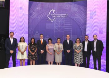 Santiago Taboada y Clara Brugada nuevamente intercambiaron acusaciones, pero esta vez, Taboada reviró fuerte con el tema inmobiliario, asimismo, dio a conocer lo que llamó “el cártel inmobiliario de Morena”, en el que acusa la participación de gobernadores funcionarios y familiares del presidente AMLO . FOTO: Especial