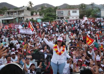 “Soy una mujer que siempre ha luchado por la justicia y conozco la ley, malinterpretan mi humildad con mi capacidad. La ley me ha dado la razón y hoy el Tribunal, la Sala Regional ha revocado la candidatura de Yoshio y de Carlos Granda", expuso Abelina. FOTO: Especial