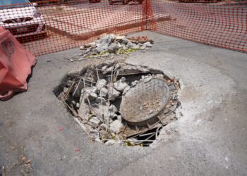 “Hacemos un llamado al Jefe de Gobierno a que se pongan a chambear y antes de que Morena se vaya de la Ciudad, dejen bien el pavimento de la lateral de Río San Joaquín”, insistió Taboada. FOTOS: Especial