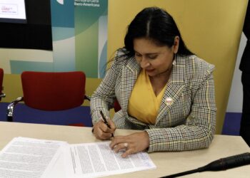 La constancia oficial de su reelección en el Senado fue recibida por la talxcalteca Ana Lilia Rivera, quien se diversificó a fin de poder además acudir al la presentación de la Alianza Parlamentaria Iberoamericana y Caribeña por la Seguridad Alimentaria de Todas y Todos, en Madrid, España.