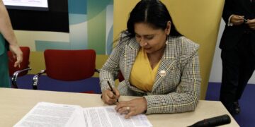 La constancia oficial de su reelección en el Senado fue recibida por la talxcalteca Ana Lilia Rivera, quien se diversificó a fin de poder además acudir al la presentación de la Alianza Parlamentaria Iberoamericana y Caribeña por la Seguridad Alimentaria de Todas y Todos, en Madrid, España.