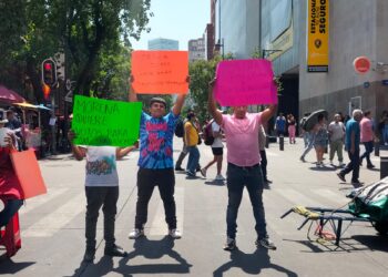 El director de Ordenamiento y Seguimiento al Comercio en Vía Pública de la Alcaldía Cuauhtémoc, Krystian Méndez Salvatorio y Leyva, así como el coordinador Jurídico y Normativo, Roberto Ávila Medina se ocuparon este sábado de coaccionar y extorsionar comerciantes del Centro Histórico, para que voten este domingo por todos los candidatos de Morena. FOTO: Especial