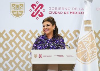 Clara Brugada y Martí Batres, jefa de gobierno entrante y jefe saliente anunciaron el inicio de lo que llamaron “transición”, que en realidad no es otra cosa que una mano le entregue a la otra. Son lo mismo. FOTO: Especial