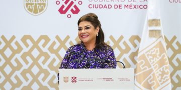 Clara Brugada y Martí Batres, jefa de gobierno entrante y jefe saliente anunciaron el inicio de lo que llamaron “transición”, que en realidad no es otra cosa que una mano le entregue a la otra. Son lo mismo. FOTO: Especial