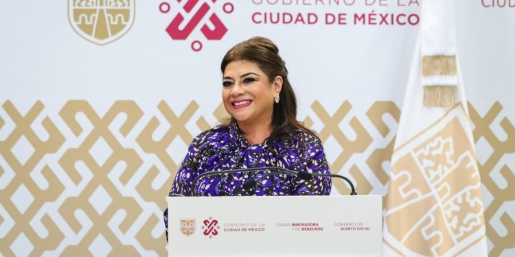 Clara Brugada y Martí Batres, jefa de gobierno entrante y jefe saliente anunciaron el inicio de lo que llamaron “transición”, que en realidad no es otra cosa que una mano le entregue a la otra. Son lo mismo. FOTO: Especial