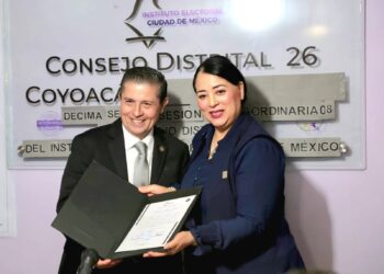 José Giovani Gutiérrez Aguilar, candidato de la Coalición Va X La CDMX para la alcaldía Coyoacán, recibió de manos de la representante del Instituto Electoral de la Ciudad de México, su constancia de mayoría que lo acredita como el ganador de las elecciones del pasado 2 de junio. FOTO: Especial