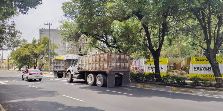 Resulta que la Alcaldía Azcapotzalco, que encabeza Nancy Núñez, de Morena, extrañamente otorgó el permiso de demolición, sin que tenga ya una manifestación de obra, pues de haberla tendría que estar pegada frente al predio como “Cédula de Identificación Vecinal”. FOTO: Vecinos Azcapotzalco