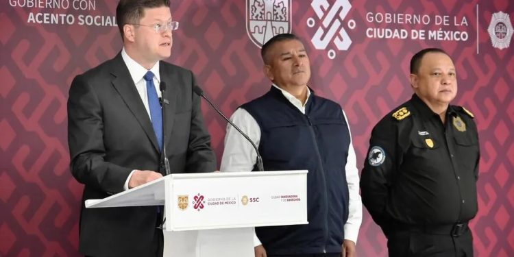 No queda claro a quién hay que reclamarle, si al que formalmente es el titular de la Secretaría de Seguridad Ciudadana, Pablo Vázquez, o a quien verdaderamente manda en la dependencia, el “Jefe Máximo”, el subsecretario Israel Benítez. FOTO: Archivo GCDMX