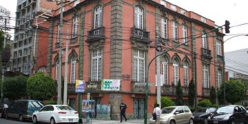 El “Plan Maestro” para frenar la gentrificación en ocho colonias de la demarcación territorial Cuauhtémoc deberá implementarse con mucho cuidado, porque ahí se encuentran 3 mil 500 inmuebles patrimonio histórico cultural de la Ciudad de México. FOTO: INBAL, edificio Durango #216, colonia Roma