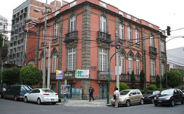 El “Plan Maestro” para frenar la gentrificación en ocho colonias de la demarcación territorial Cuauhtémoc deberá implementarse con mucho cuidado, porque ahí se encuentran 3 mil 500 inmuebles patrimonio histórico cultural de la Ciudad de México. FOTO: INBAL, edificio Durango #216, colonia Roma