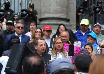 Más que enojo, la mayoría de los diputados del Congreso de la Ciudad de México, en especial los del bloque de la “4T” se sienten agraviados por el subsecretario de Gobierno de la Ciudad de México, Fadlala Akabani, pues el miércoles los ofendió al gritonearles en el mismísimo Salón de Plenos, por lo que algunos ya impulsan un punto de acuerdo para exigir su renuncia. FOTO: Especial