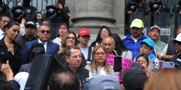 Más que enojo, la mayoría de los diputados del Congreso de la Ciudad de México, en especial los del bloque de la “4T” se sienten agraviados por el subsecretario de Gobierno de la Ciudad de México, Fadlala Akabani, pues el miércoles los ofendió al gritonearles en el mismísimo Salón de Plenos, por lo que algunos ya impulsan un punto de acuerdo para exigir su renuncia. FOTO: Especial