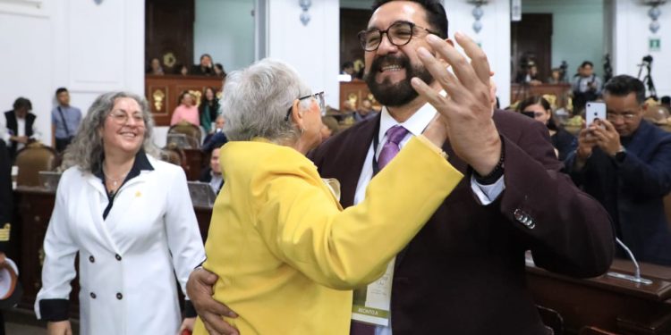 el encargado de despacho de la Fiscalía CDMX, Ulises Lara, bailó de ‘cachetito’ con la ministra en retiro, senadora de Morena y diputada federal electa, Olga Sánchez Cordero, lo que rompió todo protocolo en una sesión solemne del Congreso de la Ciudad de México. FOTO: Especial