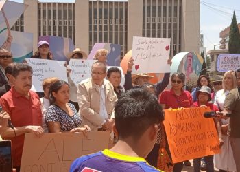 Vecinos de la Alcaldía Cuauhtémoc se manifestaron en defensa del voto a favor de la opositora Alessandra Rojo de la Vega, quien ganó los comicios del pasado 2 de junio, y anunciaron que van a promover juicios para la protección de los derechos políticos de los ciudadanos ante la autoridad electoral. FOTO: Especial