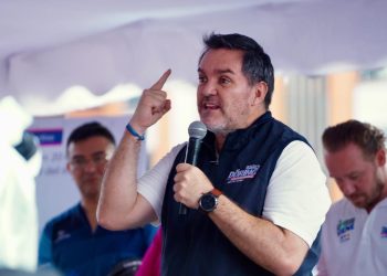 Luego de que el TEPJF desechó el recurso interpuesto por la oposición por la ilegal asignación de diputados plurinominales en el Congreso local, el diputado local del PAN, Federico Chávez Semerena, sostuvo que en la capital del país “ha muerto la democracia y Morena terminará por aplastar nuestra dignidad como citadinos”.  FOTO: Especial