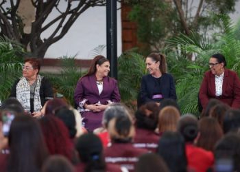 Hoy, a Morena le cae a la perfección aquel dicho de “éramos muchos y parió la abuela”. Desde que surgió el partido, en 2014, no han dejado de crecer como la espuma ganando posiciones desde modestas Alcaldías, gubernaturas y la Presidencia en dos ocasiones. FOTO: Especial