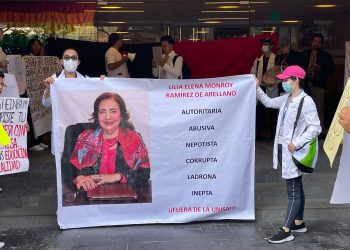Después de casi tres semanas de paro contra sus arbitrariedades, la directora de la Universidad de la Salud (UNISA), Lilia Elena Monroy presentó al jefe de Gobierno, Martí Batres, su renuncia al cargo, condición indispensable para que los estudiantes y docentes iniciaran el diálogo para reanudar actividades.