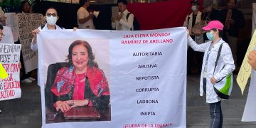 Después de casi tres semanas de paro contra sus arbitrariedades, la directora de la Universidad de la Salud (UNISA), Lilia Elena Monroy presentó al jefe de Gobierno, Martí Batres, su renuncia al cargo, condición indispensable para que los estudiantes y docentes iniciaran el diálogo para reanudar actividades.