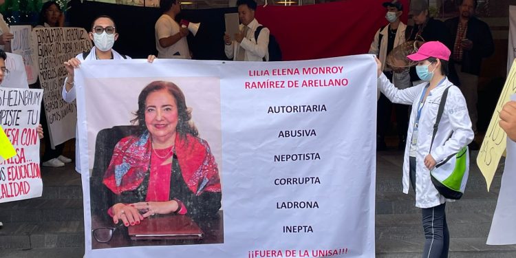 Después de casi tres semanas de paro contra sus arbitrariedades, la directora de la Universidad de la Salud (UNISA), Lilia Elena Monroy presentó al jefe de Gobierno, Martí Batres, su renuncia al cargo, condición indispensable para que los estudiantes y docentes iniciaran el diálogo para reanudar actividades.