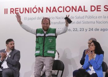 “Se ha avanzado mucho en la regulación de tabaco y los espacios libres de tabaco, pero el alcohol ha sido una de esas agendas, a veces, que en sí necesitamos tener desde el orden federal estatal y local, un, eh, reforzando, hacerlo mucho más agresivo, ¿no?”, sostuvo el subsecretario de Salud federal, Ruy López.