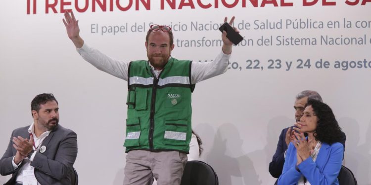 “Se ha avanzado mucho en la regulación de tabaco y los espacios libres de tabaco, pero el alcohol ha sido una de esas agendas, a veces, que en sí necesitamos tener desde el orden federal estatal y local, un, eh, reforzando, hacerlo mucho más agresivo, ¿no?”, sostuvo el subsecretario de Salud federal, Ruy López.