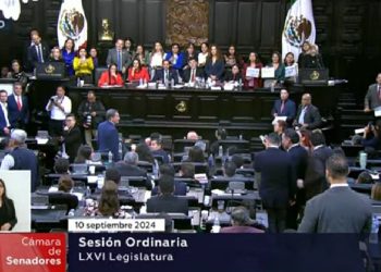Fueron 86 votos a favor y 41 en contra, lo que equivale al 67.7%, apenas por encimita del 66.6% que representan las dos terceras partes de los votos. Hay que señalar que el senador campechano de MC, Daniel Barreda fue quien no asistió a la sesión, bajo el argumento de que había sido retenido por las autoridades ministeriales de su entidad. FOTO: Pantalla