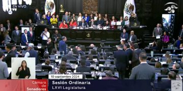 Fueron 86 votos a favor y 41 en contra, lo que equivale al 67.7%, apenas por encimita del 66.6% que representan las dos terceras partes de los votos. Hay que señalar que el senador campechano de MC, Daniel Barreda fue quien no asistió a la sesión, bajo el argumento de que había sido retenido por las autoridades ministeriales de su entidad. FOTO: Pantalla