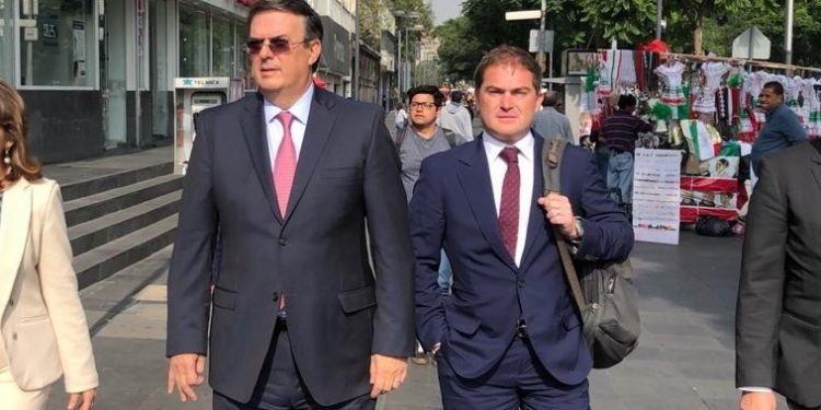 Destacados militantes de Morena ven a Casarín como una imposición de Marcelo Ebrard; que carece de cualquier tipo de arraigo popular o social en Álvaro Obregón; que no hizo campaña; que no tiene base social; que hizo trampa al rebasar el tope de campaña.