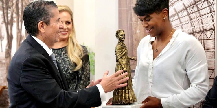 Giovani Gutiérrez recibe a Prisca Awiti, medallista olímpica. FOTOS: Especial