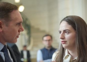 La diputada del PRI, Tania Larios se acercó a saludar a Adrián Rubalcava y éste le expresó su inconformidad de que estuvo hablando mal de él y que incluso lo acusó de corrupto. Ella lo negó. FOTO: Prensa Tania Larios