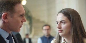 La diputada del PRI, Tania Larios se acercó a saludar a Adrián Rubalcava y éste le expresó su inconformidad de que estuvo hablando mal de él y que incluso lo acusó de corrupto. Ella lo negó. FOTO: Prensa Tania Larios