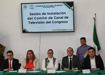 En la sesión estuvo presente el director general del Canal del Congreso, Diego Antonio Saturno García (derecha).