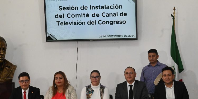 En la sesión estuvo presente el director general del Canal del Congreso, Diego Antonio Saturno García (derecha).