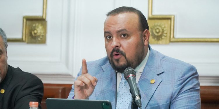 El Diputado local del PAN Ricardo Rubio Torres, presentó un punto de acuerdo para exhortar al Gobierno de la CDMX a implementar de nueva cuenta el programa de fotomultas en la capital del país, sustituido en el año 2019 durante la gestión de Claudia Sheinbaum por el sistema de las “fotocívicas”.