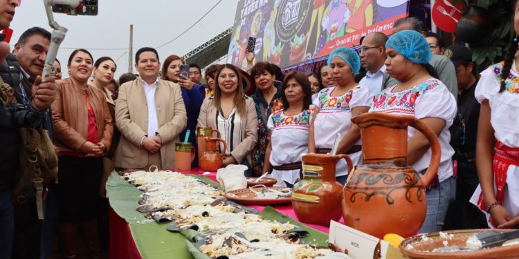 El alcalde de Milpa Alta. Octavio Rivero Villaseñor, inauguró la 47 edición de la Feria Nacional del Mole 2024 en San Pedro Atocpan, que concluirá el 27 de octubre y en la que participan expositores, restauranteros de la zona y productores de mole