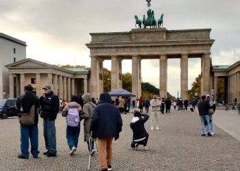 En el Checkpoint Charly, la zona donde estaba la principal garita para el cruce, traspasaron ante la parálisis de los oficiales que vigilaban esa aduana. Lo mismo ocurrió en otro punto histórico: la Puerta de Brandemburgo (en la imagen).