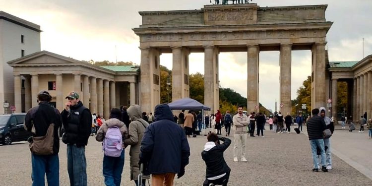 En el Checkpoint Charly, la zona donde estaba la principal garita para el cruce, traspasaron ante la parálisis de los oficiales que vigilaban esa aduana. Lo mismo ocurrió en otro punto histórico: la Puerta de Brandemburgo (en la imagen).