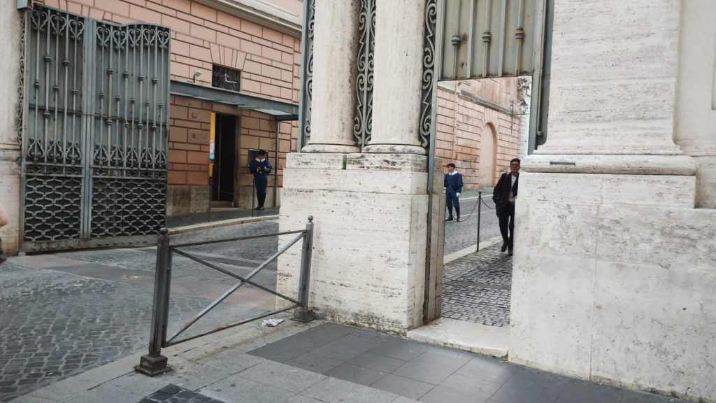 A unos 50 metros de la entrada a la Plaza de San Pedro, sobre la calle la calle “Via di Porta Angelica”, hay una puerta de control de entrada a El Vaticano,  en que dos vigilantes vestidos de azul, con cuello blanco sobresaliente y boina, sin armas, cuidan que nadie entre sin autorización.