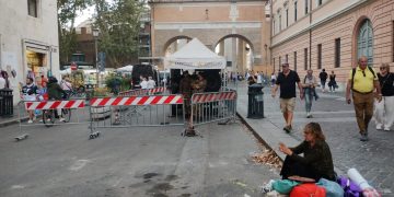 Un vehículo militar italiano que se encuentra sobre la calle “Via di Porta Angelica”, poco antes de la entrada a la Plaza de San Pedro. FOTO: CDMX Magacín