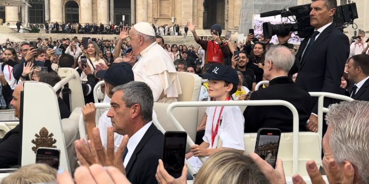 El folio de la “invitación” a la “Udienza generale di Sua Santità Francesco” es el número 22,843, de 28 mil que se entregan todos los miércoles en que el líder de la iglesia católica escucha a sus fieles en la Plaza de San Pedro y les da un mensaje de aliento, que se extiende a todos los turistas, sean o no católicos. FOTO: CDMX Magacín